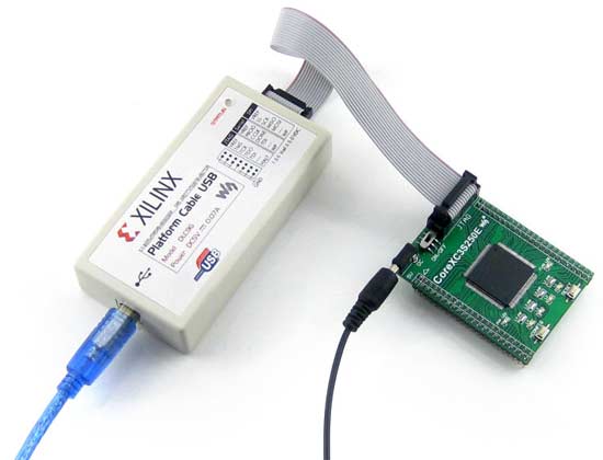 Встраиваемый модуль Core3S250E, подключенный к загрузочному кабелю Platform Cable USB и источнику питания