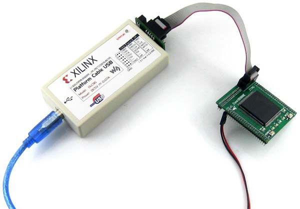 Встраиваемый модуль Core3S500E, подключенный к загрузочному кабелю Platform Cable USB и источнику питания