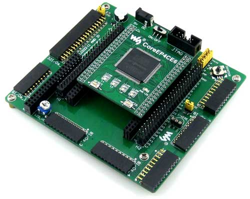 Встраиваемый модуль CoreEP4CE6, установленный на материнскую плату DVK601